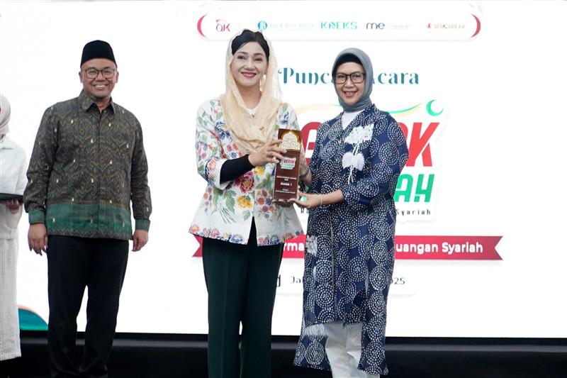 BSI Perkuat Peran di Literasi Keuangan, Raih 3 Trofi GERAK Syariah Award 2024