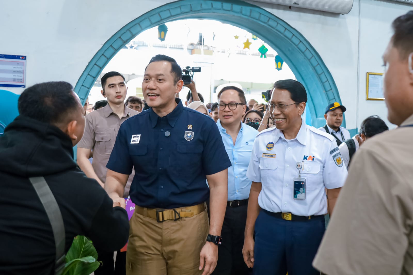 Arus Mudik Terkendali, Menko PMK Puji Perbaikan Infrastruktur di Pasar Senen