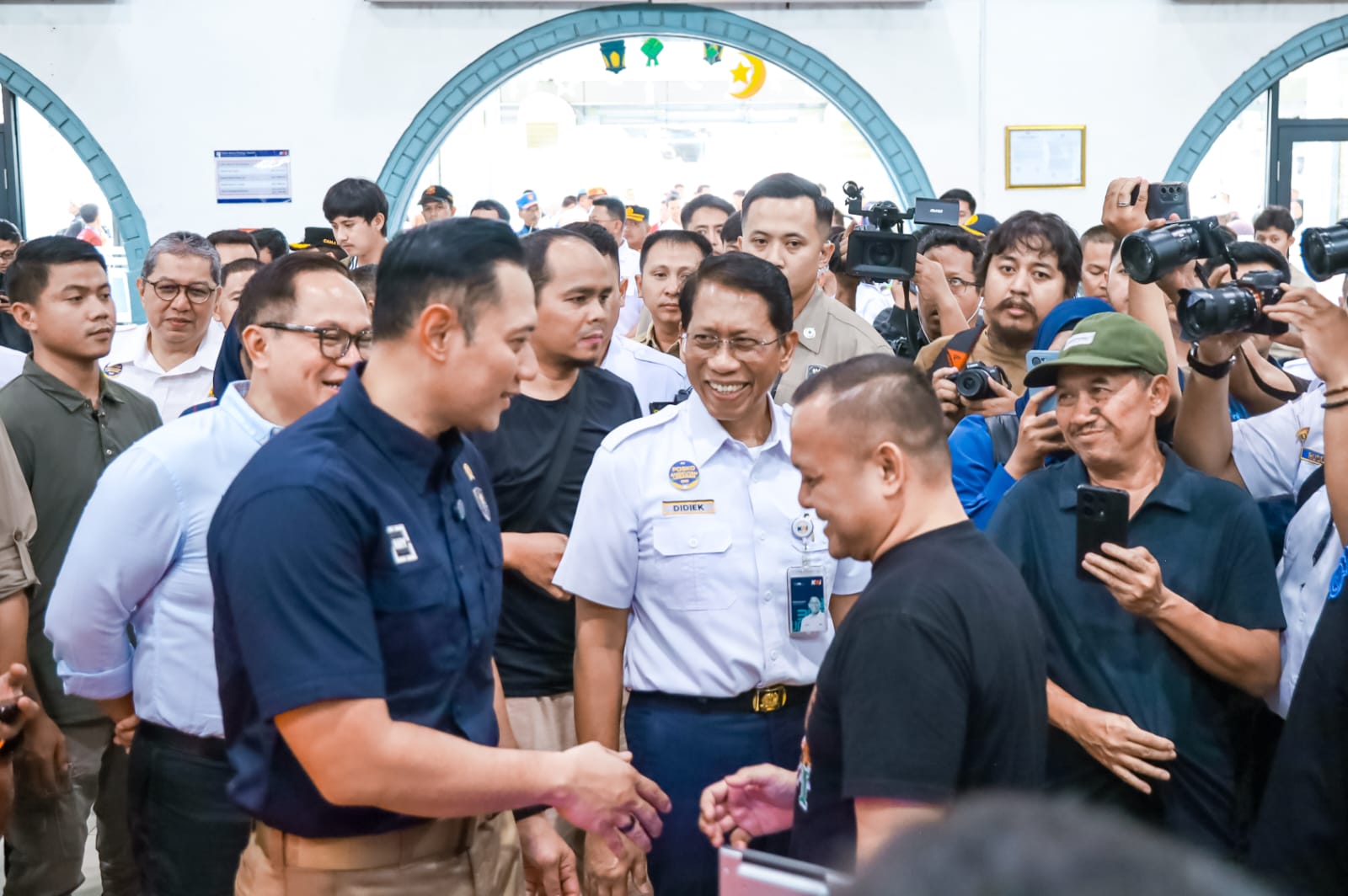 Menko PMK: Stasiun Pasar Senen Kini Jadi Contoh Layanan Publik yang Baik