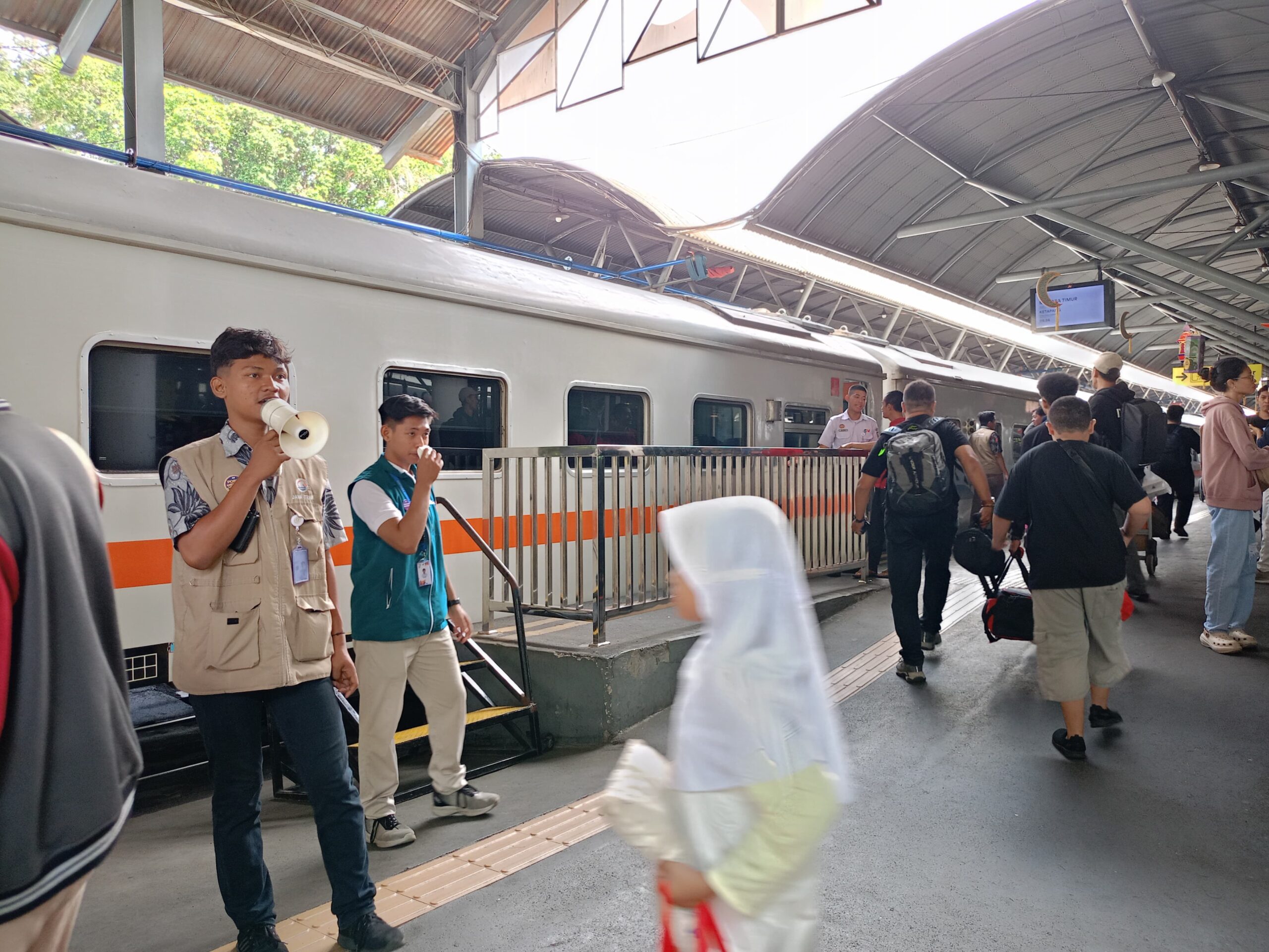 KAI Libatkan Komunitas Railfans dan Pramuka, Stasiun Lebih Tertib Saat Lebaran 2025