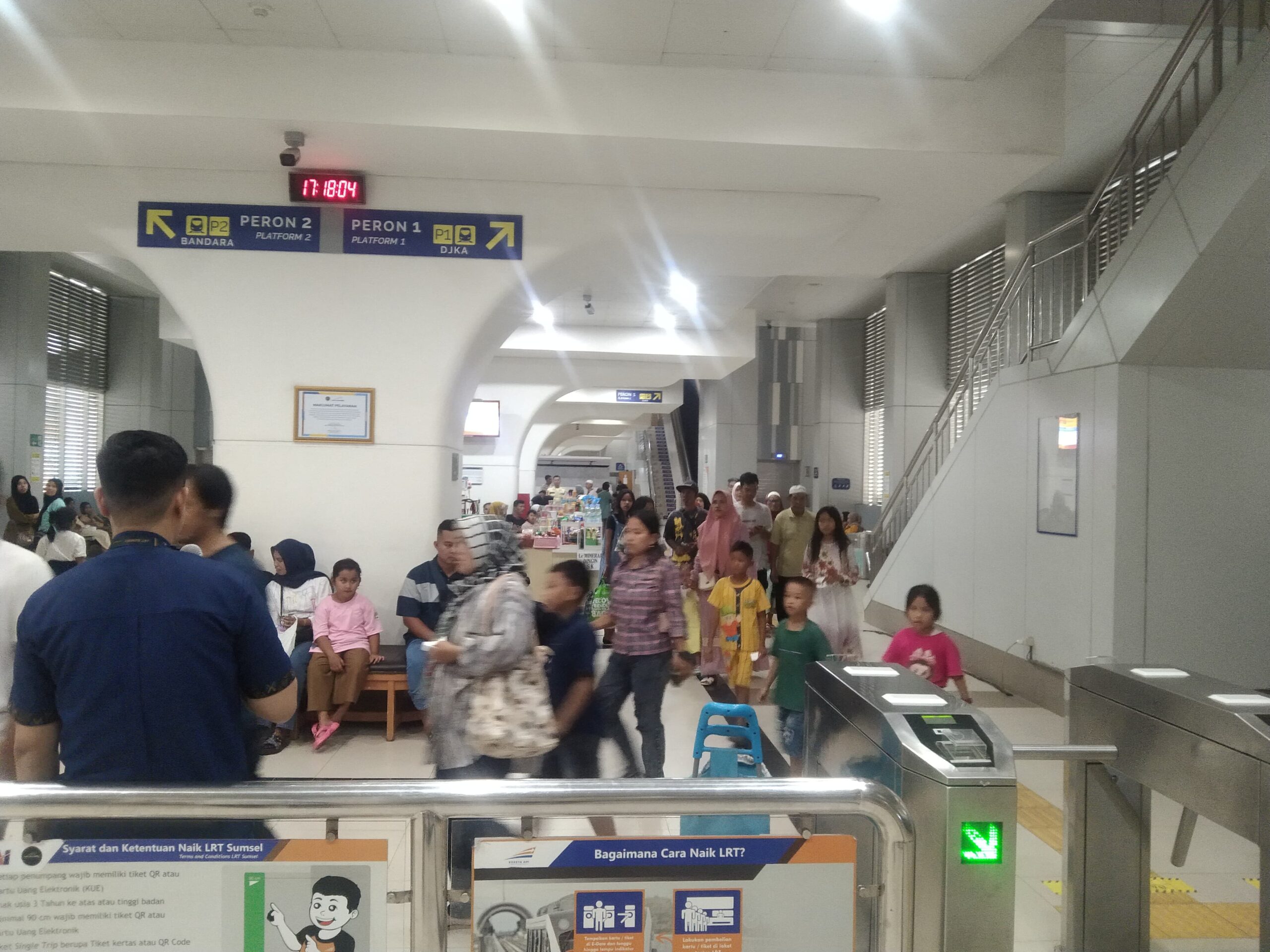 (FOTO) LRT Sumsel Penumpang Lebaran Padati Stasiun dan Ramaikan UMKM