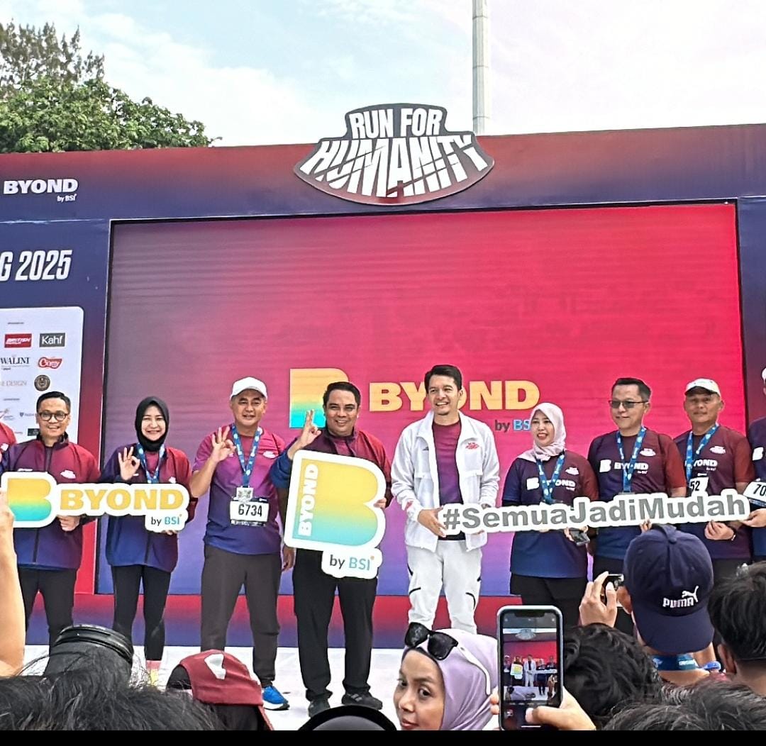 (Foto) Caption-Tingkatkan Literasi & Inklusi Perbankan Syariah, BSI Dukung Run for Humanity Bandung 2025