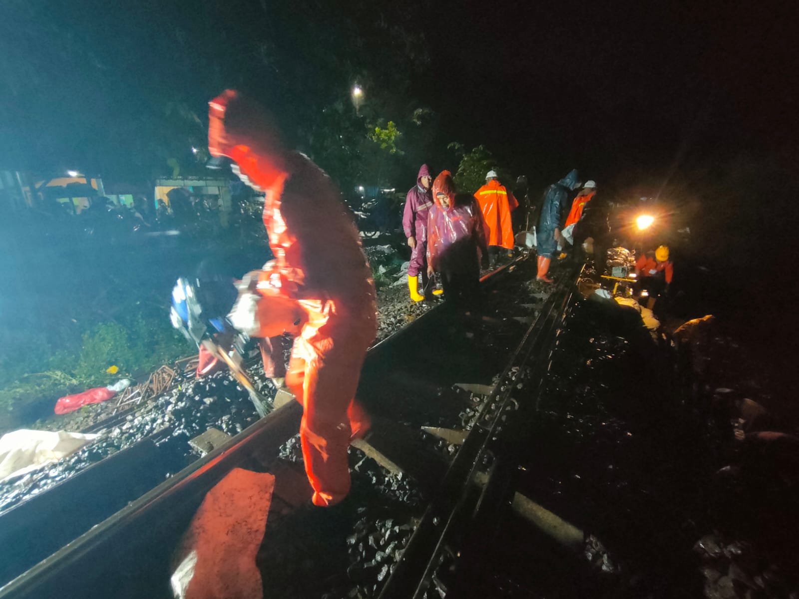 KAI Kerahkan Tim Ekstra untuk Perbaikan Jalur di Daop 2 dan Daop 4