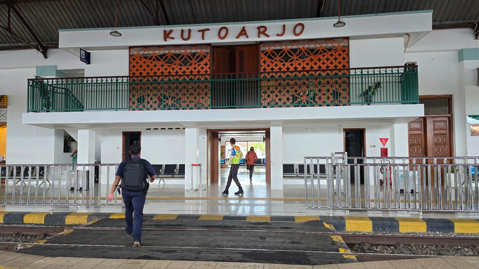 (VIDEO) Suasana Ruang Tunggu Kutoarjo Ramai, Empat Keberangkatan Kereta Disiapkan KAI Daop 5 untuk Libur Panjang Waisak