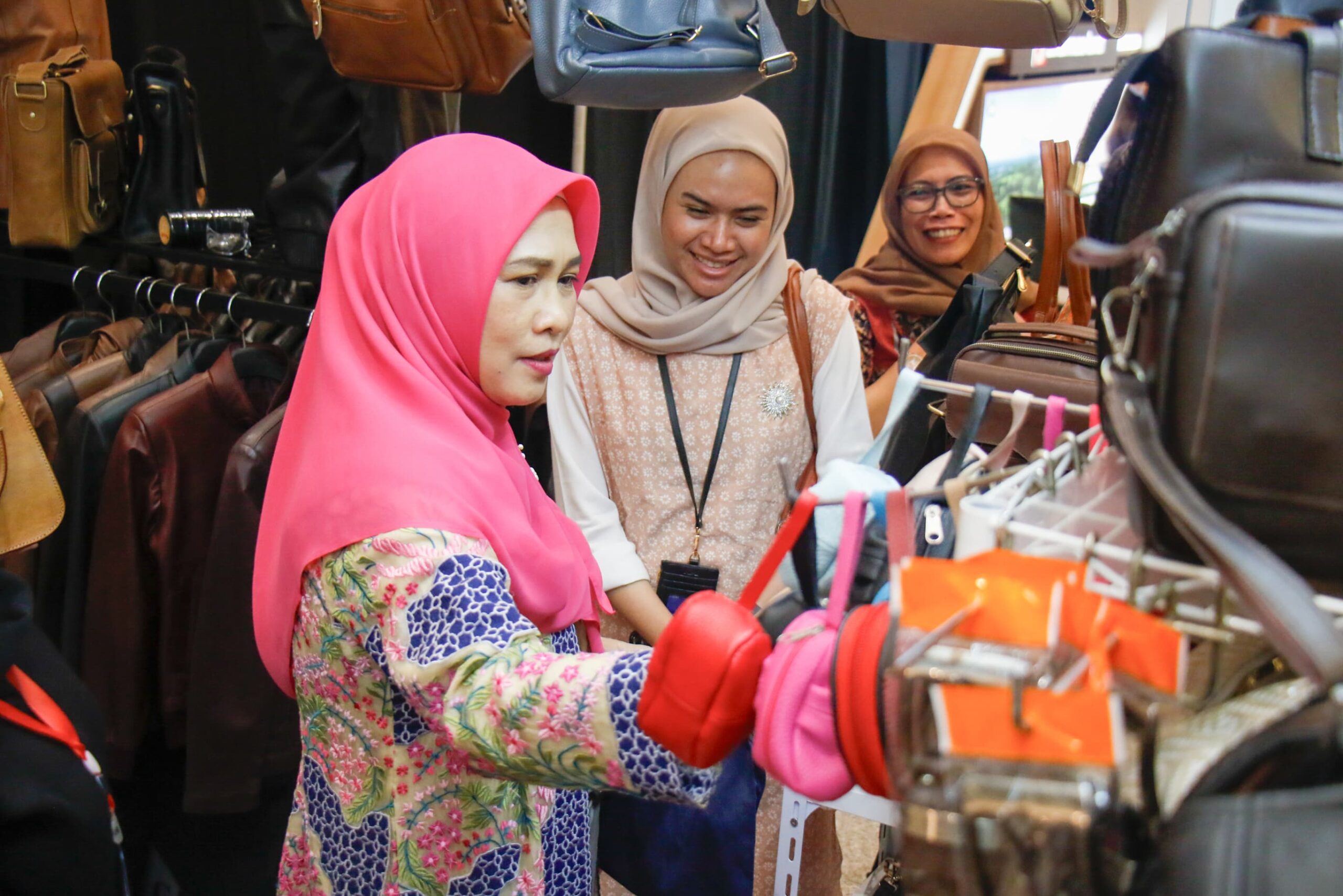 Fesyen Inklusif dan UMKM Naik Kelas, KAI Jadi Motor di Indonesia Fashion Week 2025