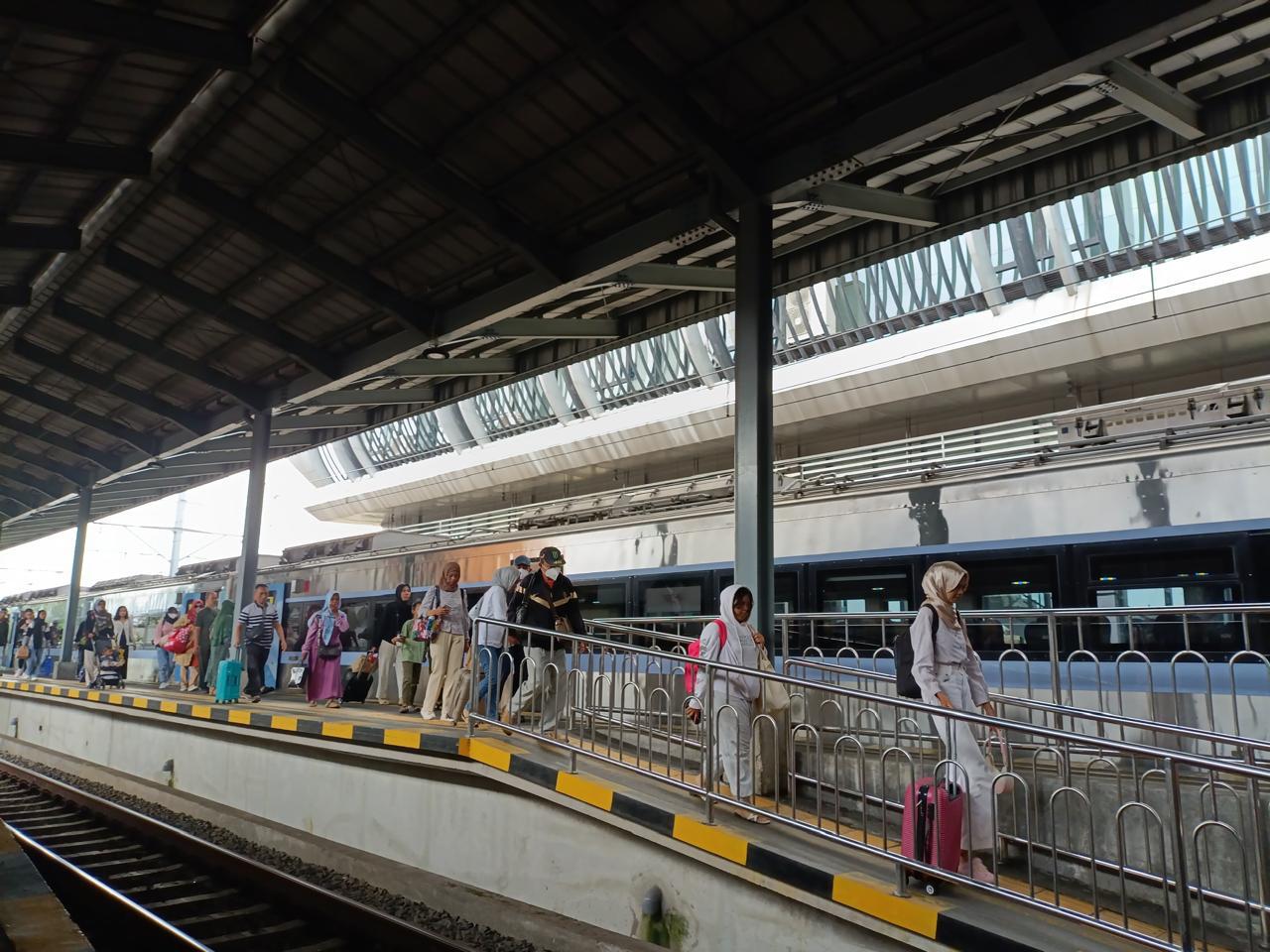 Libur Panjang Waisak Dongkrak Perjalanan Kereta, KAI Catat Penumpang Membludak