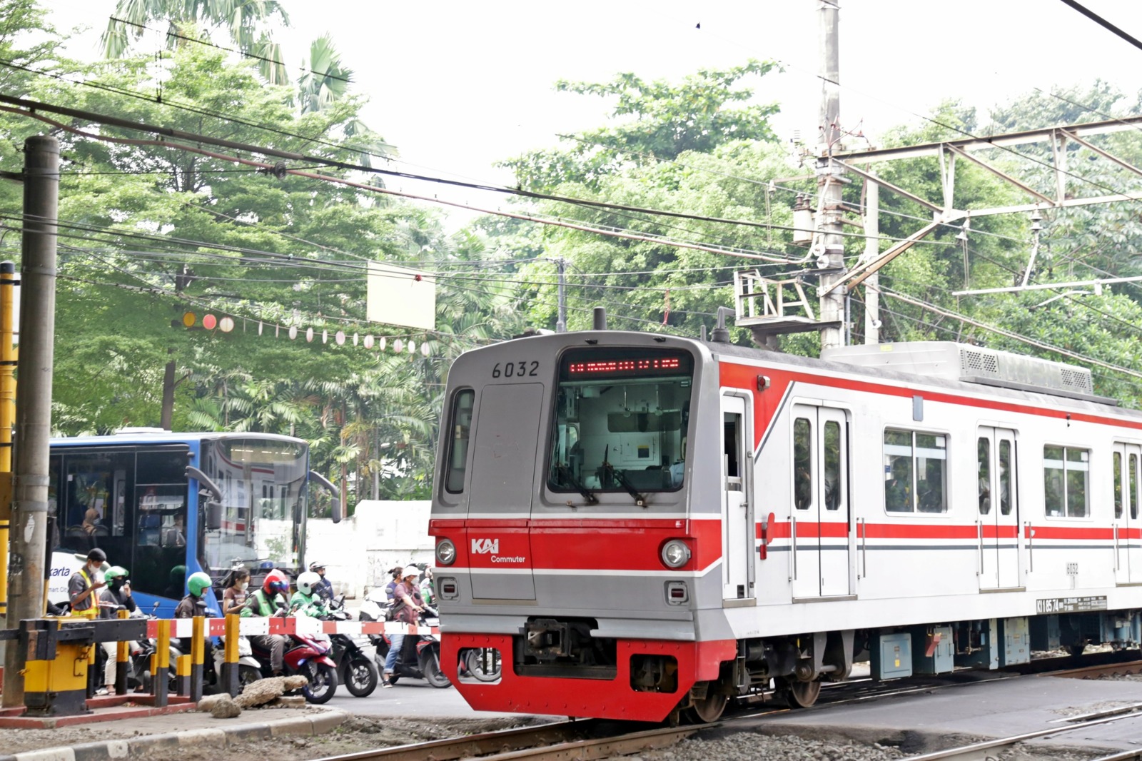 (FOTO) KAI Commuter Hukum Tegas, Pemeriksaan Kereta dan Sterilisasi Area Perlintasan