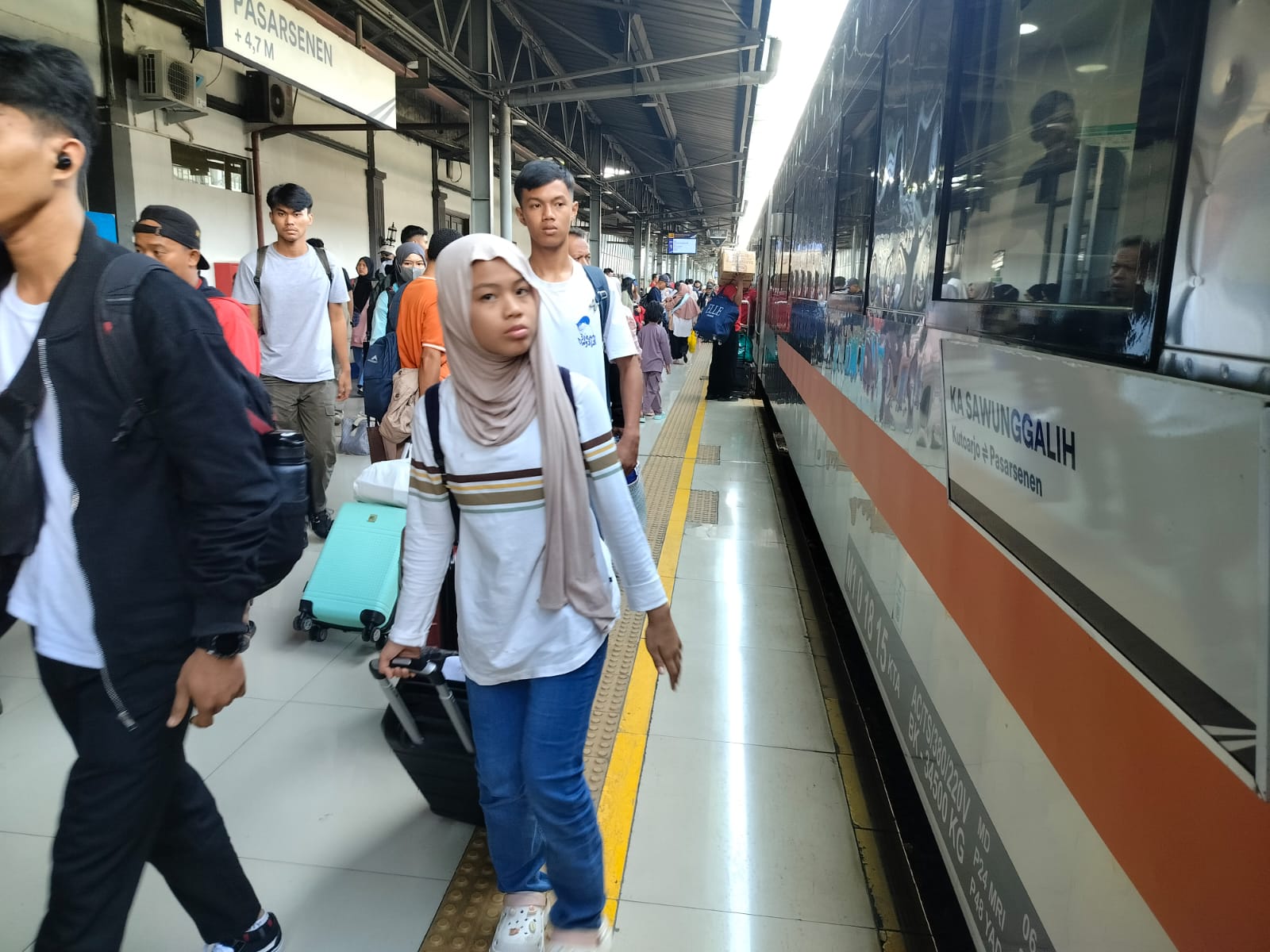 Stasiun Padat, Tiket Habis: Begini Potret Mudik di Hari Pertama Libur Panjang