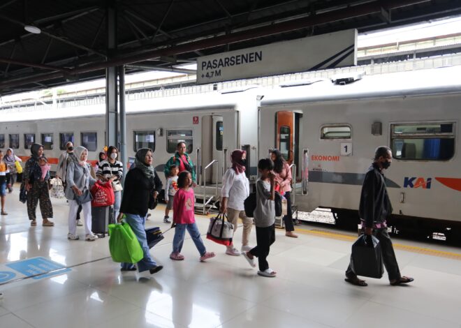 Warga Serbu Kereta Api di Libur Panjang Waisak, Penumpang Melebihi Kapasitas Kursi
