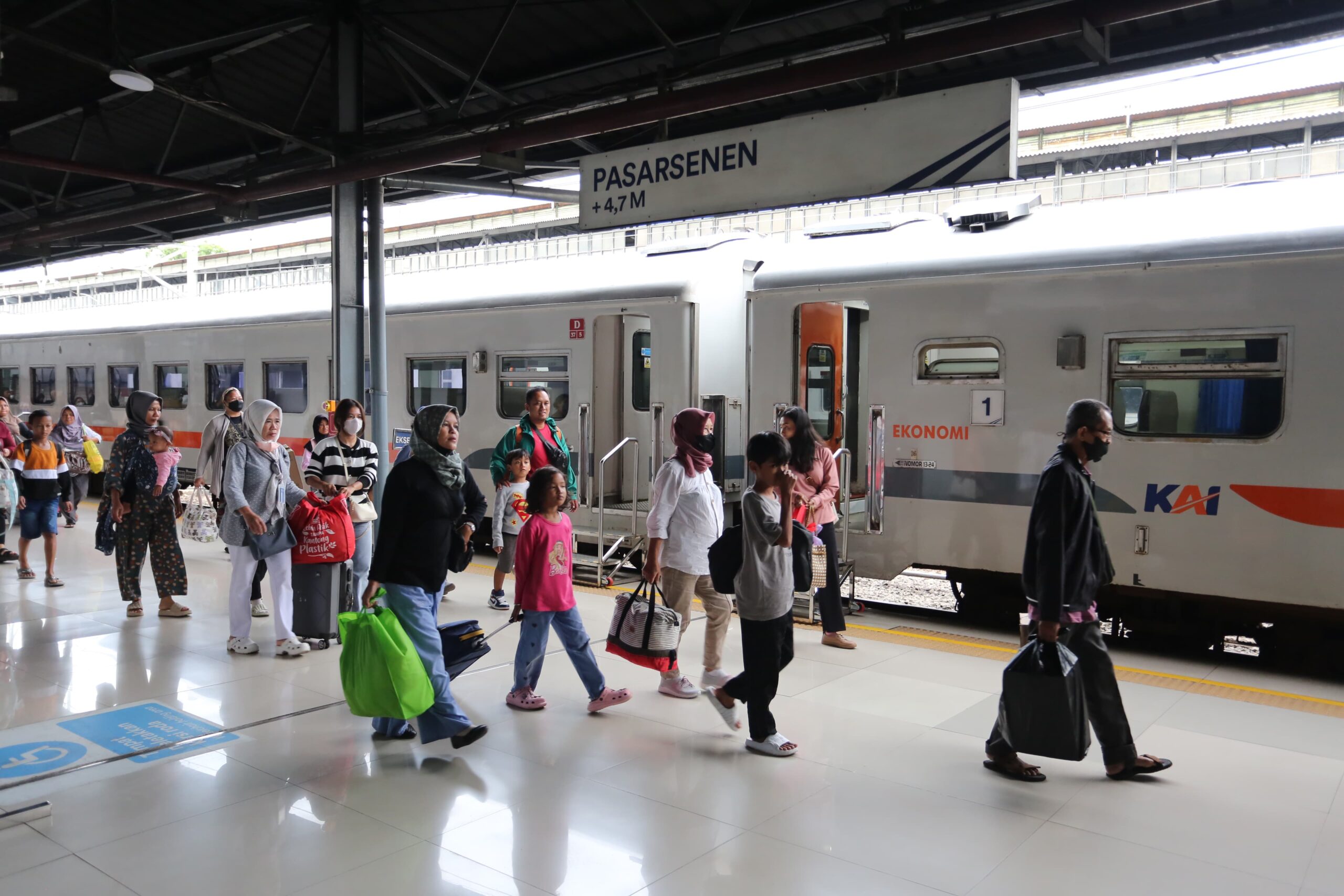KAI Catat Lonjakan Penumpang Kereta Api saat Arus Balik Waisak, Capaian Tertinggi Tembus 124%
